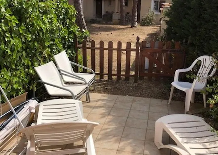 Mitoyenne Dans Calme Avec Piscine Parking - Fr-1-607-33 *