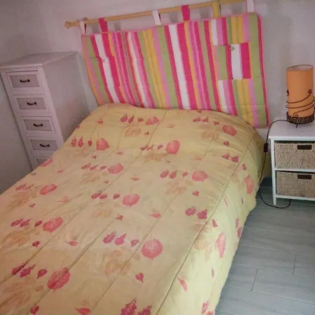 Villa Mitoyenne Dans Calme Avec Piscine Parking
