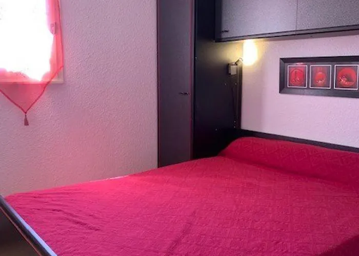 Mitoyenne Dans Calme Avec Piscine Parking - Fr-1-607-33 Villa